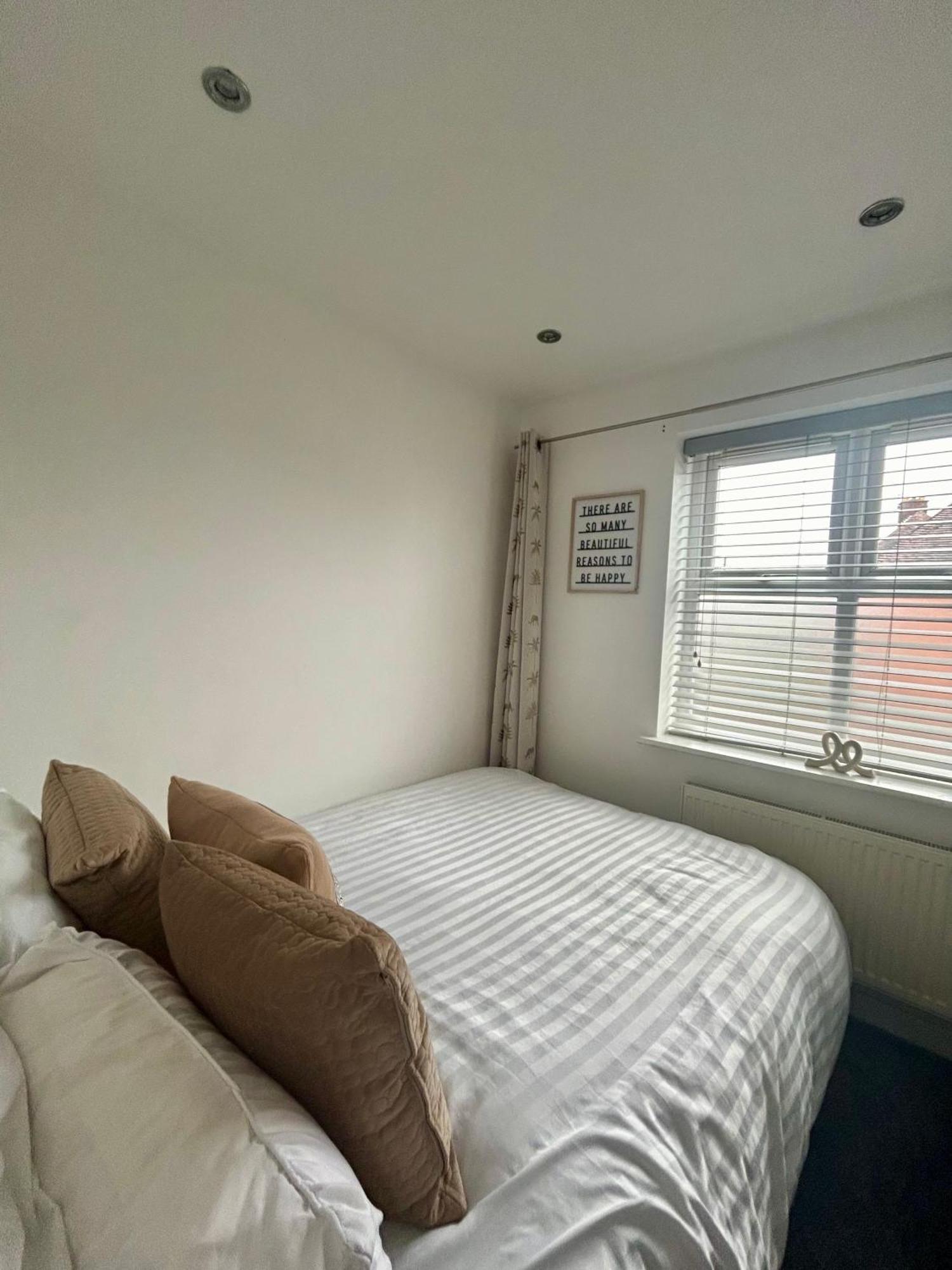 Modern 2 Bed Apartment With Free Parking And Netflix Dawley Exterior foto