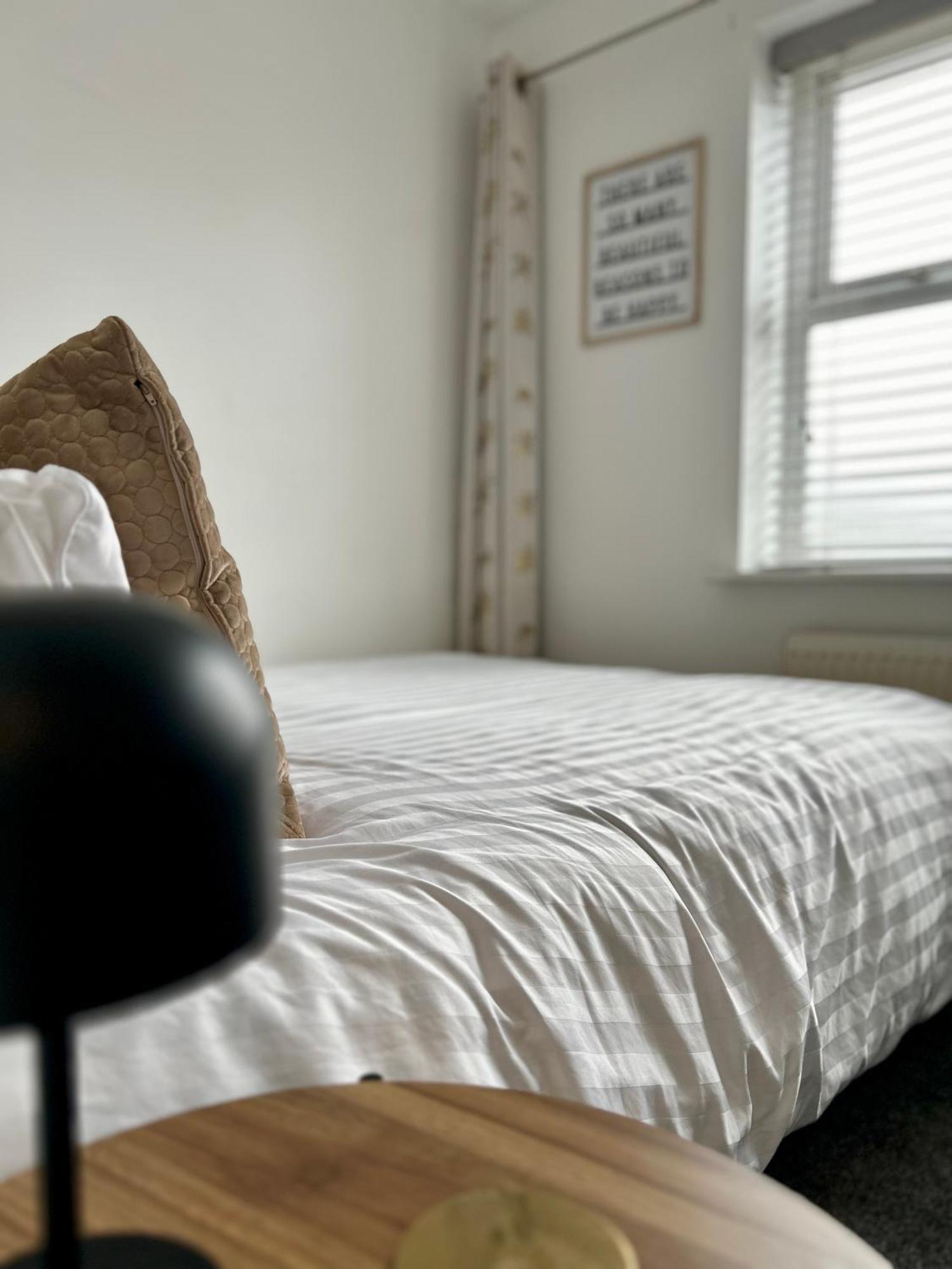 Modern 2 Bed Apartment With Free Parking And Netflix Dawley Exterior foto