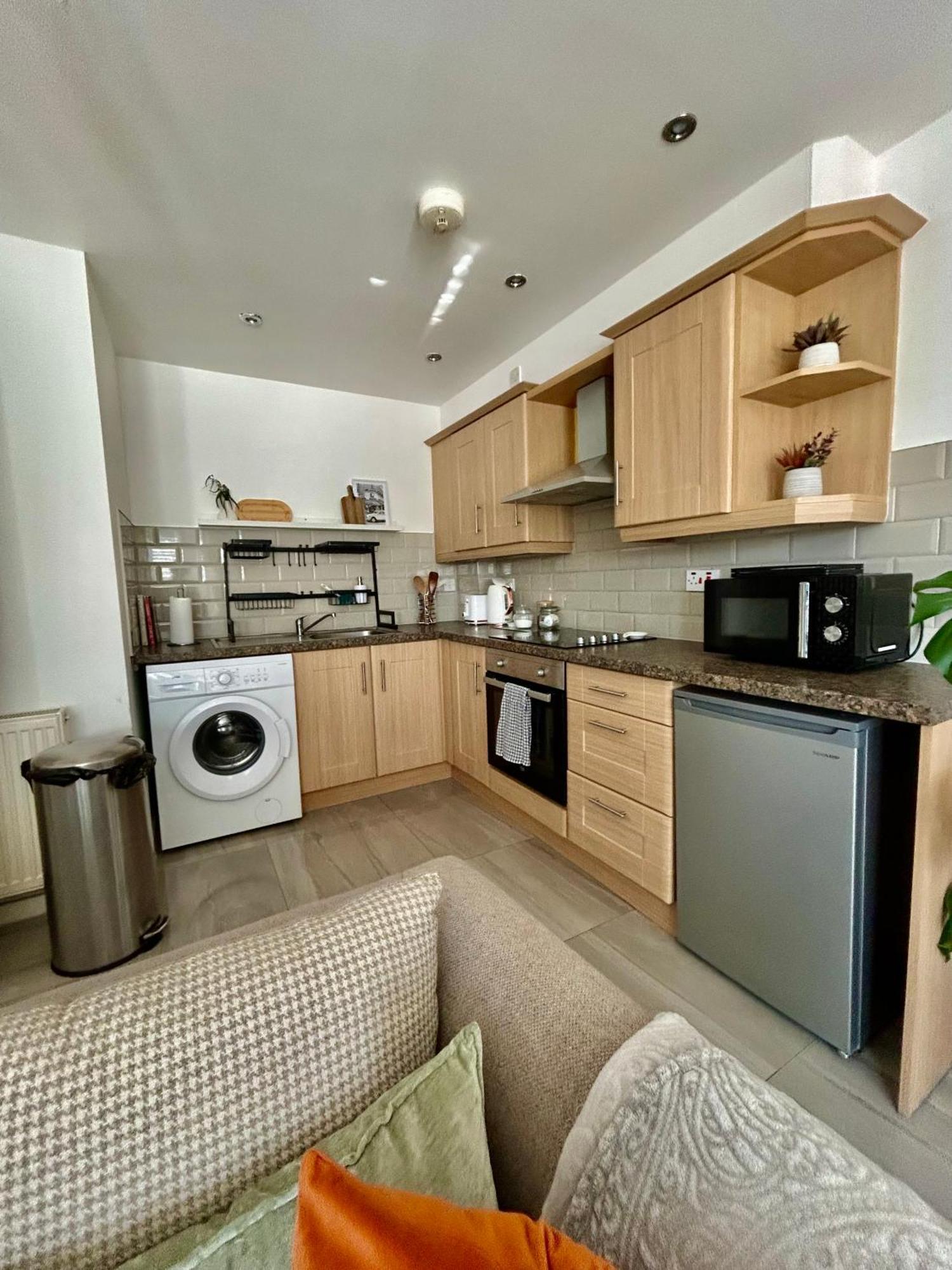 Modern 2 Bed Apartment With Free Parking And Netflix Dawley Exterior foto