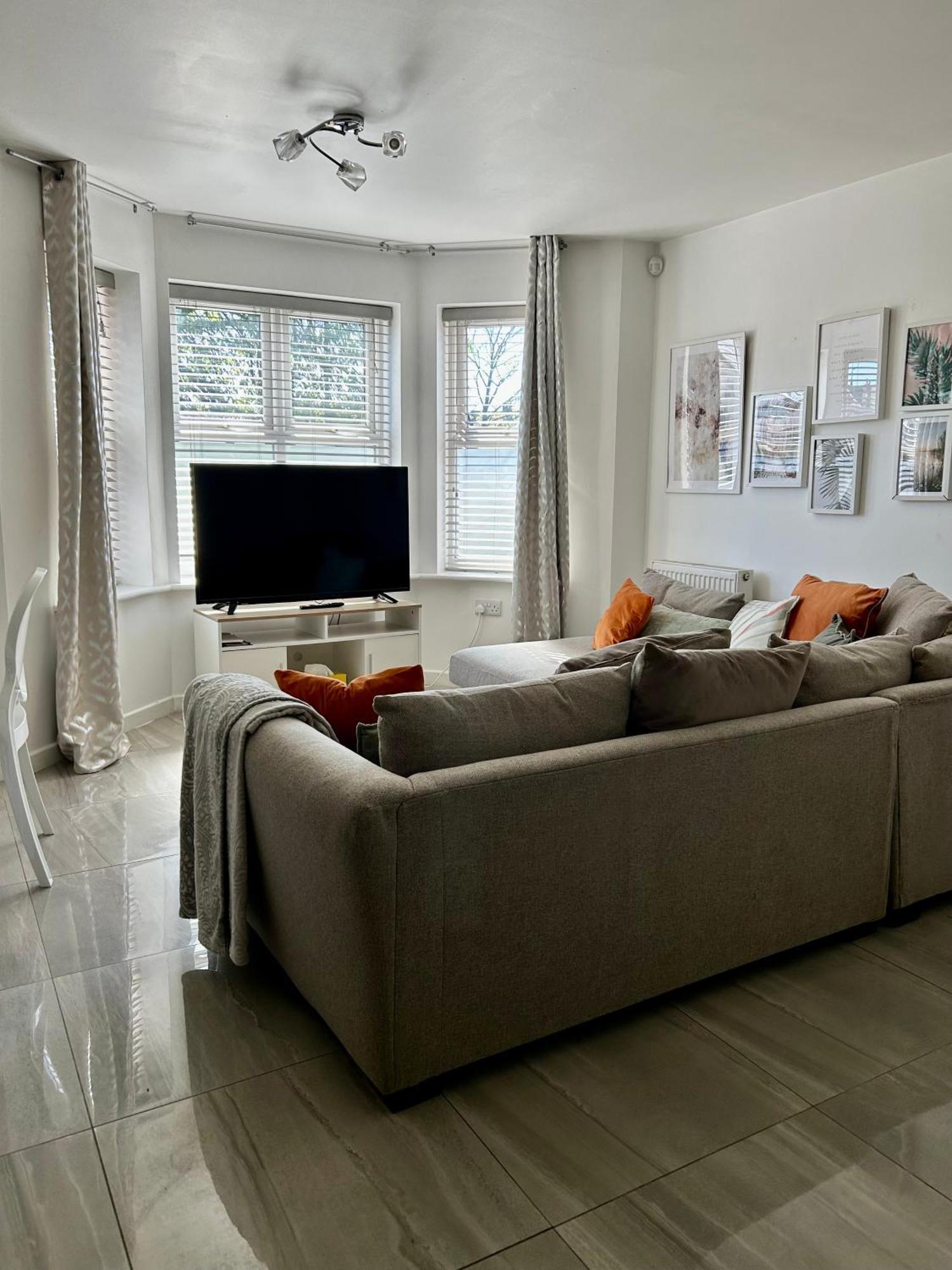 Modern 2 Bed Apartment With Free Parking And Netflix Dawley Exterior foto